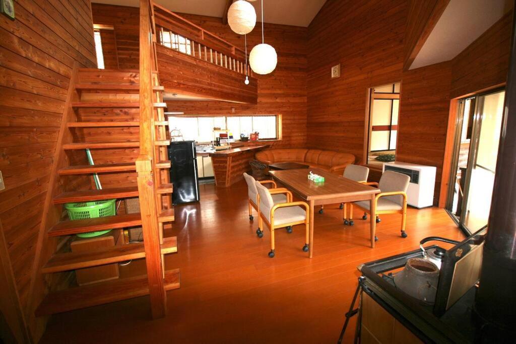 北軽井沢の貸別荘一棟貸し切り-庭とウッドデッキつき Azumaiokozan 外观 照片